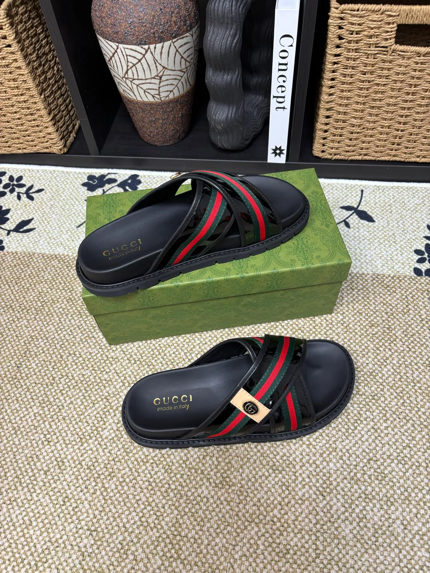 Factory 💰 300 yuan Gucci slippers] high-end men's shoes brand official website 1:1 latest masterpiece: original mold customization, the fabric is made of imported original materials, upgraded outsole, lighter and non-slip. The market's top quality, simple yet tasteful, a must-have for fashionistas, fashionable at your feet, full of confidence, the same style at the counter 👍The season of summer slippers is here. Code: 38-45 (45 customized)